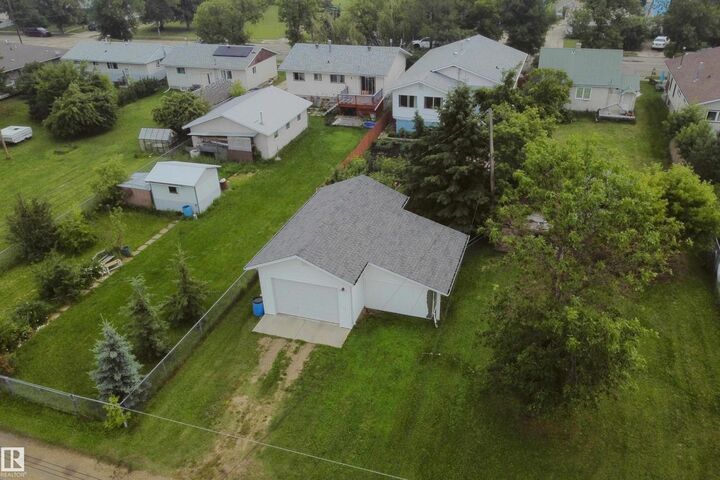 Property Photo:  5020 47 Street  AB T7N 1H5 