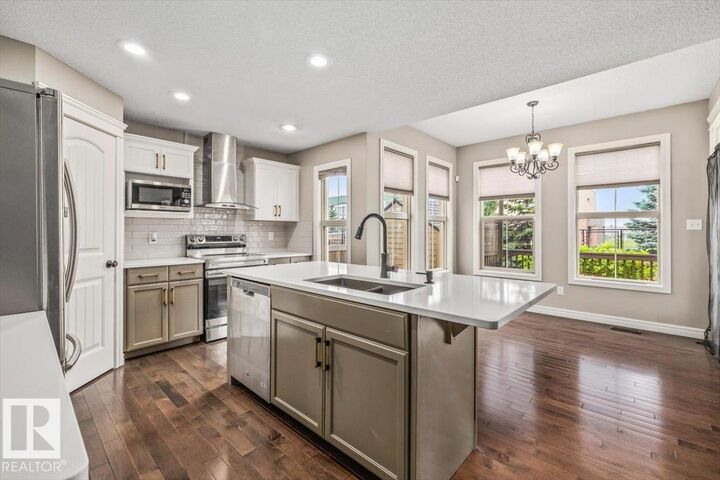 Photo de la propriété:  1416 56 Street SW  AB T6X 1R5 