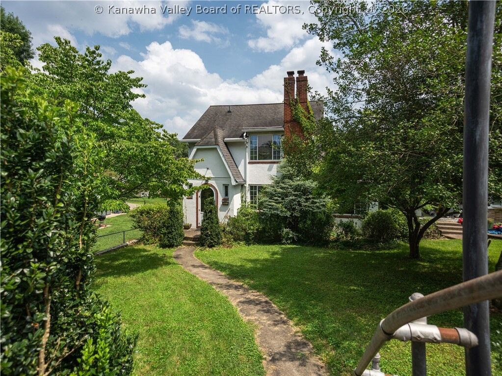 Property Photo:  1110 Oakmont Road  WV 25314 