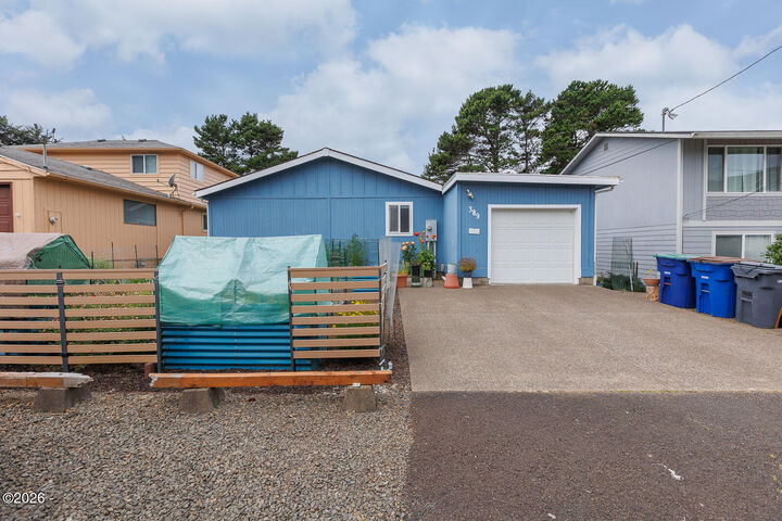 Property Photo: 389 SE Inlet Avenue OR 97367