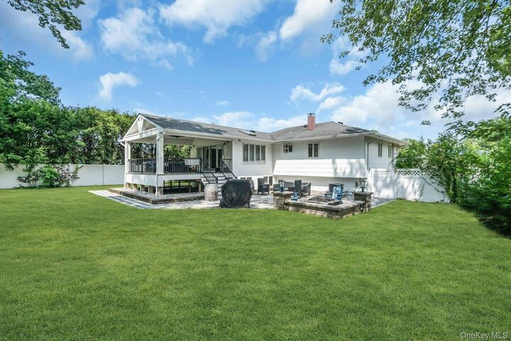 Property Photo:  20 Hunter Place  NY 11787 
