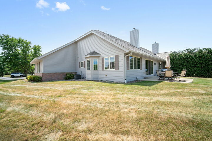 Property Photo: 10752 N Oxford Ct WI 53092
