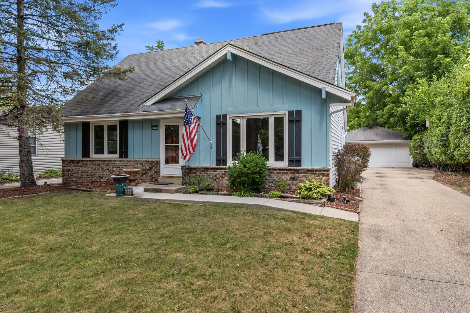 Property Photo: 10404 W Darnel St WI 53224