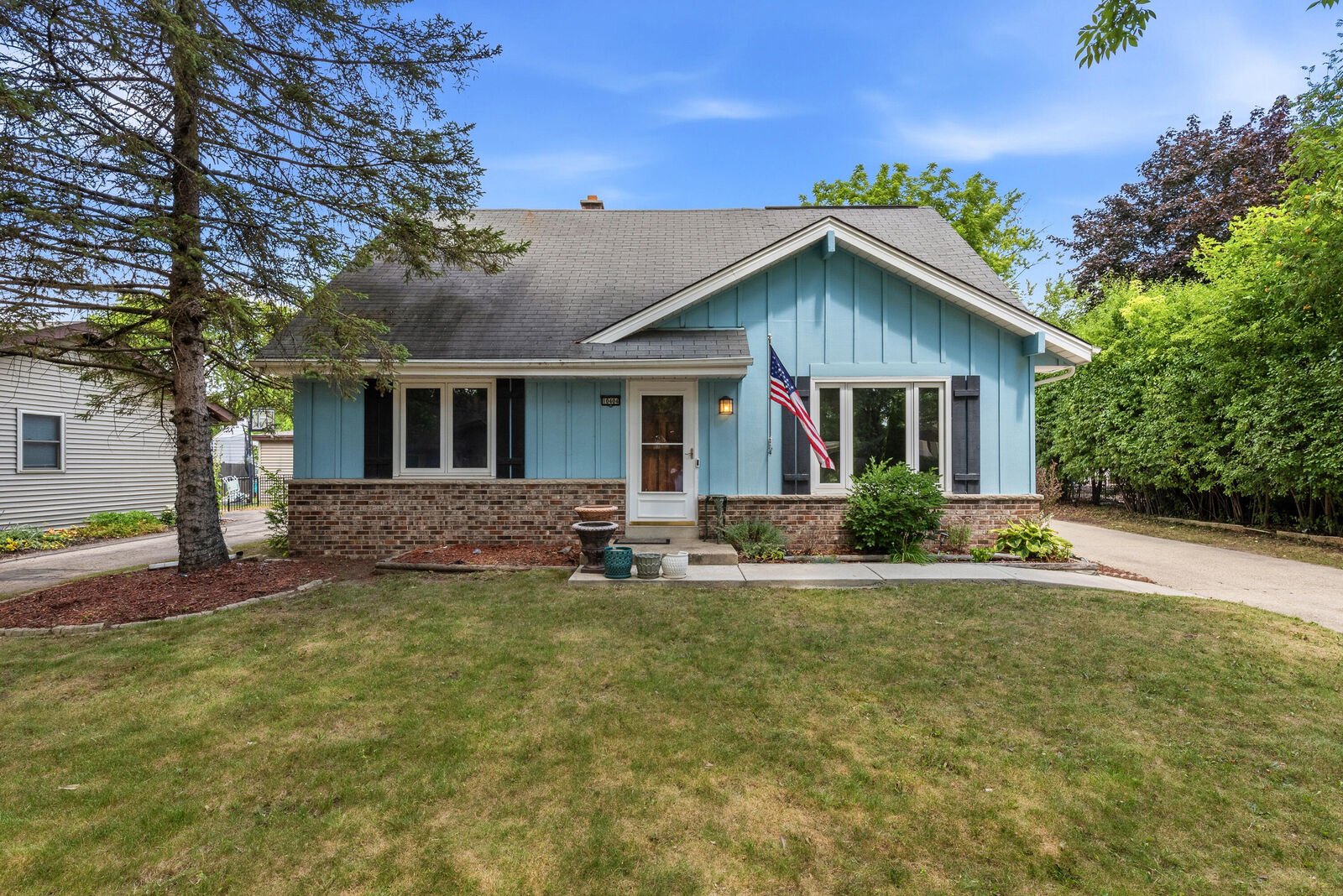 Property Photo:  10404 W Darnel Ave  WI 53224 