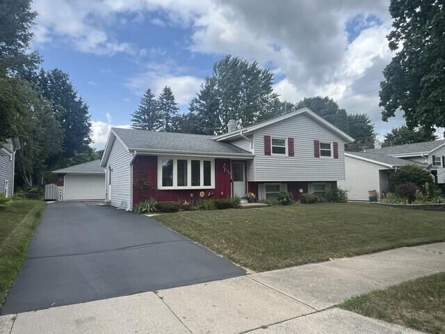 Property Photo:  2108 Hemlock St  WI 53090 