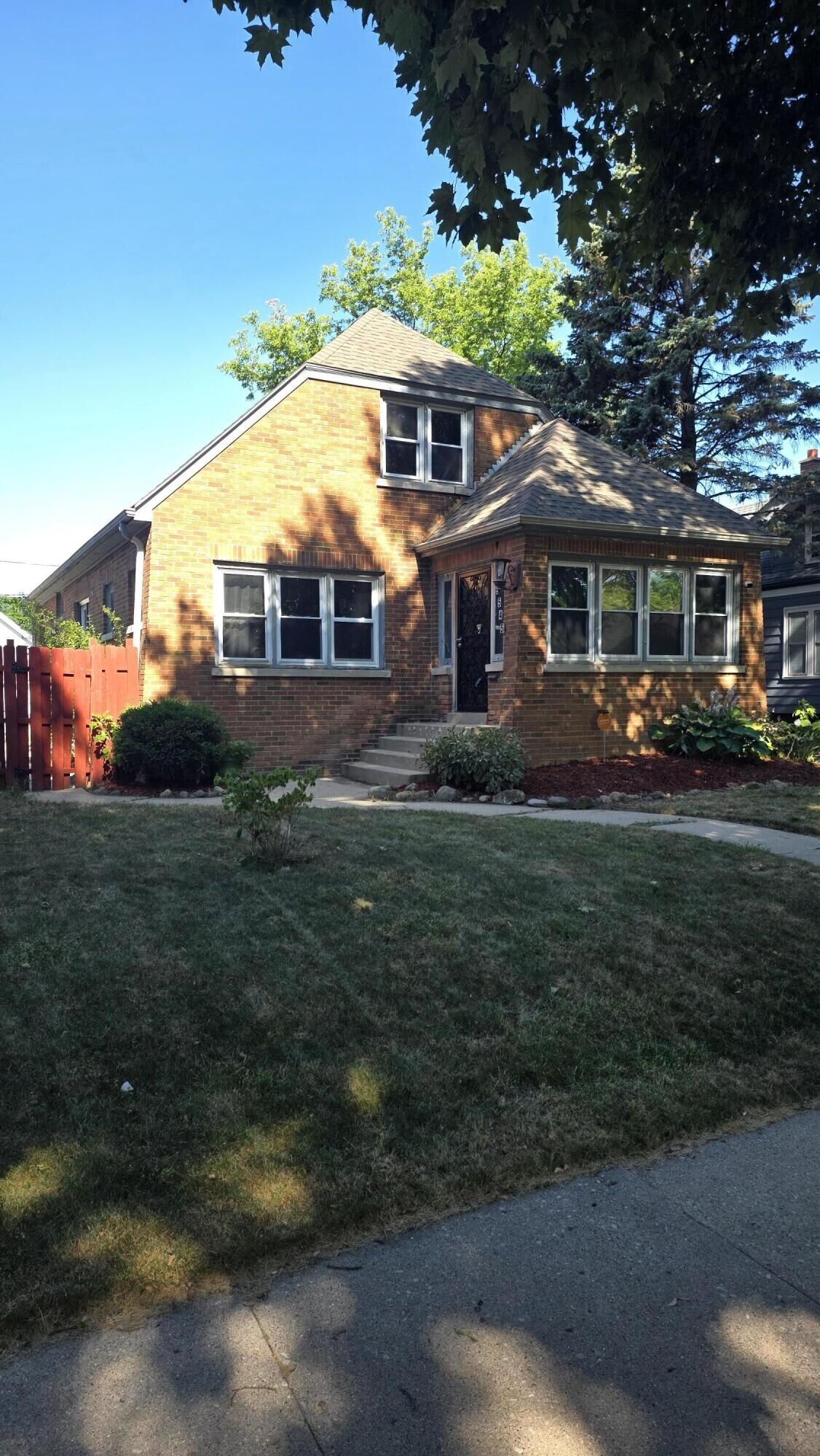 Property Photo:  5545 N 40th St  WI 53209 
