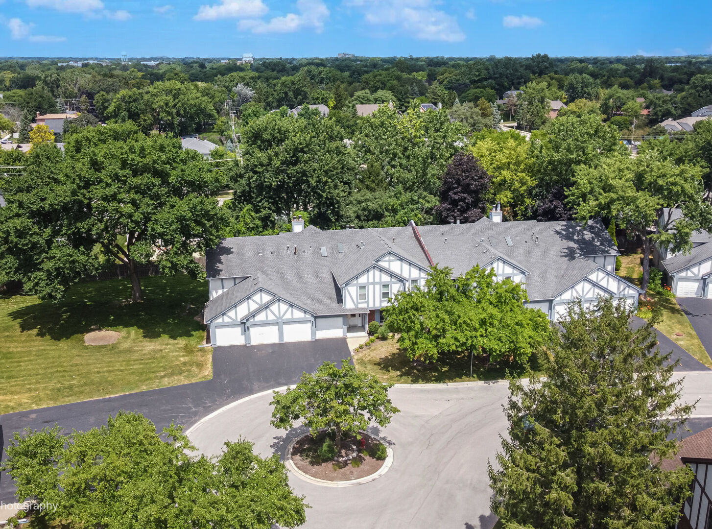 Property Photo:  16 W Fern Court 204  IL 60067 