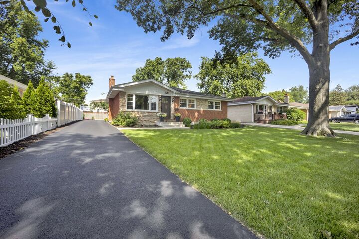 Property Photo: 528 Kipling Court IL 60187