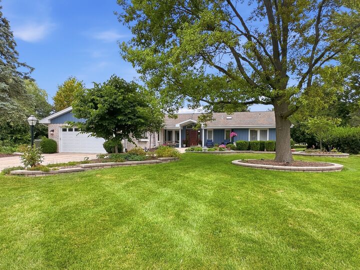 Property Photo:  1110 Lake Shore Drive N  IL 60010 