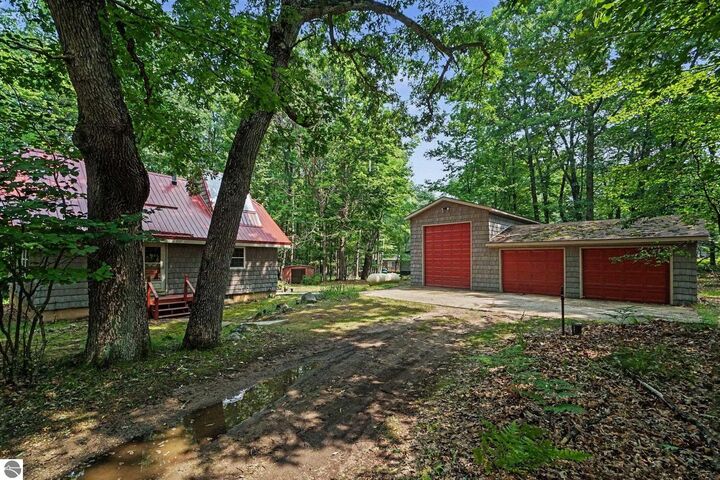 Property Photo:  2392 Fern Court  MI 48622 