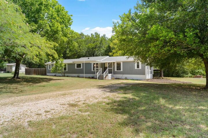 Property Photo: 1027 Glen Brook Drive TX 75165