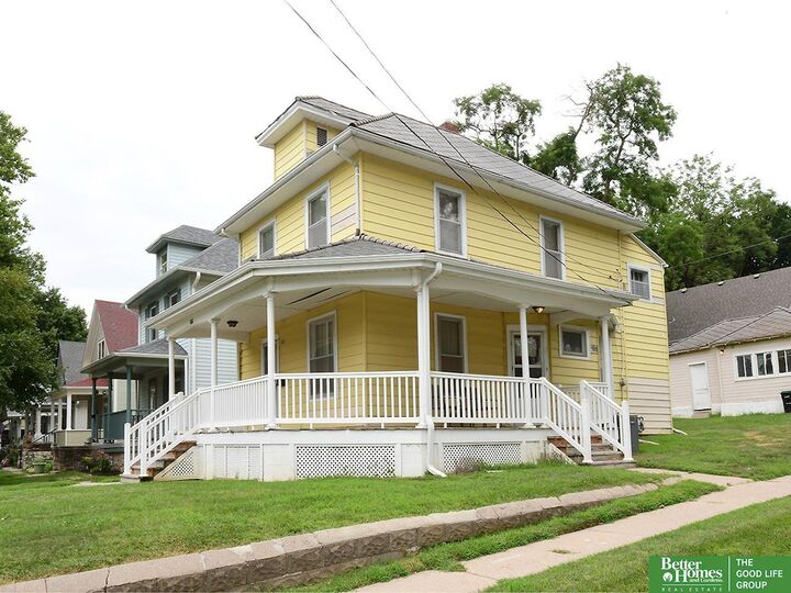 Property Photo: 937 S 38 Avenue NE 68105