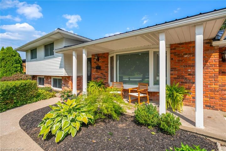 Property Photo: 6 Garrison Village Drive ON L0S 1J0
