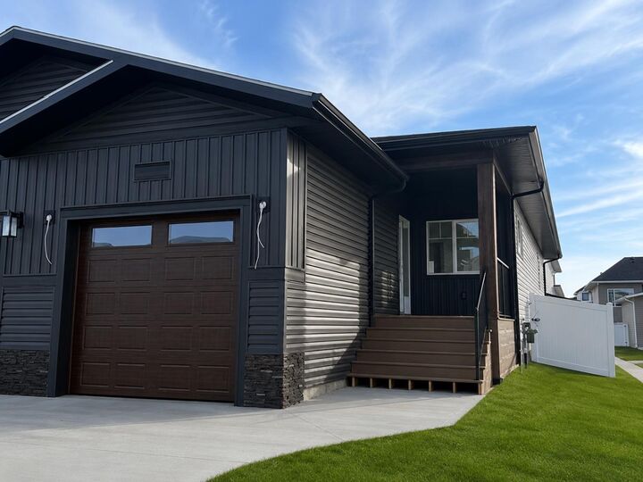 Property Photo: 15 Ellington Crescent AB T4P 3M1