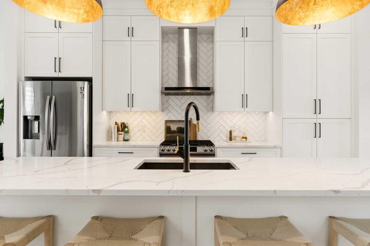 Property Photo:  258 17 Avenue NE  AB T2E 1L8 