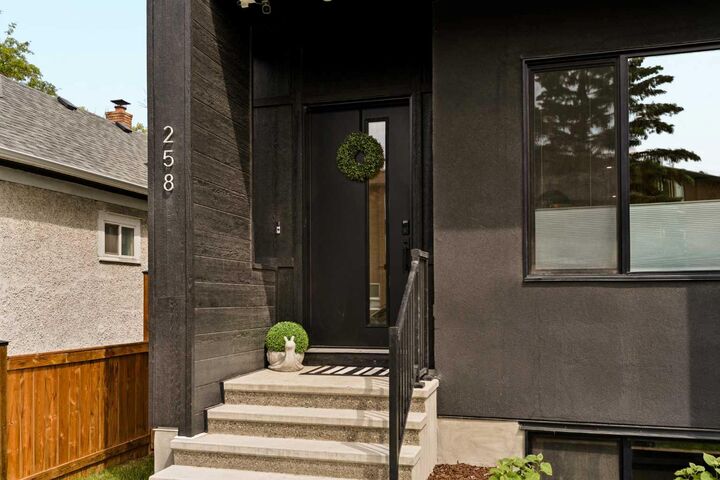 Property Photo:  258 17 Avenue NE  AB T2E 1L8 