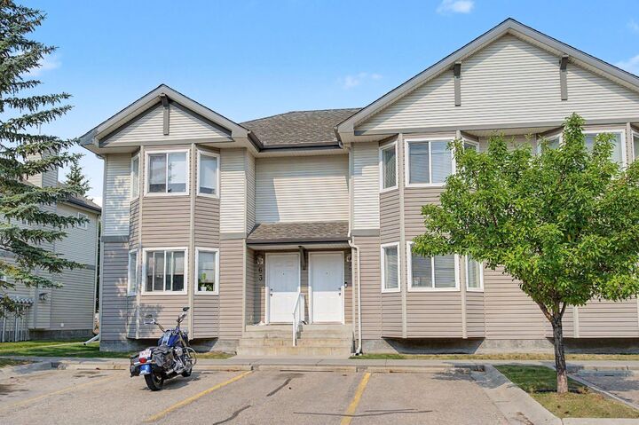 65 Royal Birch Villas NW — photo 1