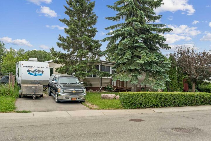 Property Photo: 165 Spring Dale Circle SE AB T4A 1P4