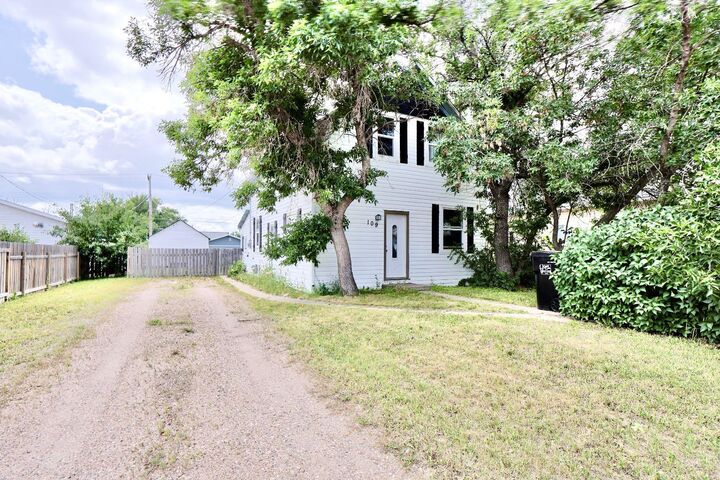 109 3 Avenue E — photo 1