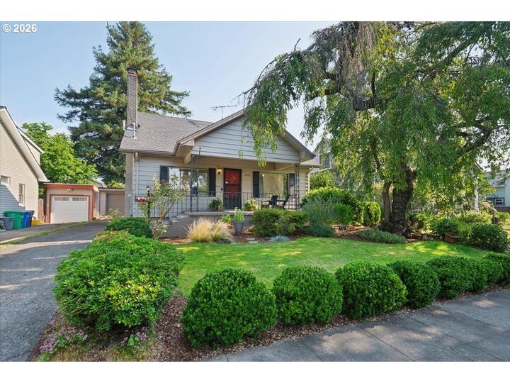 Property Photo:  2023 SE Yukon St  OR 97202 