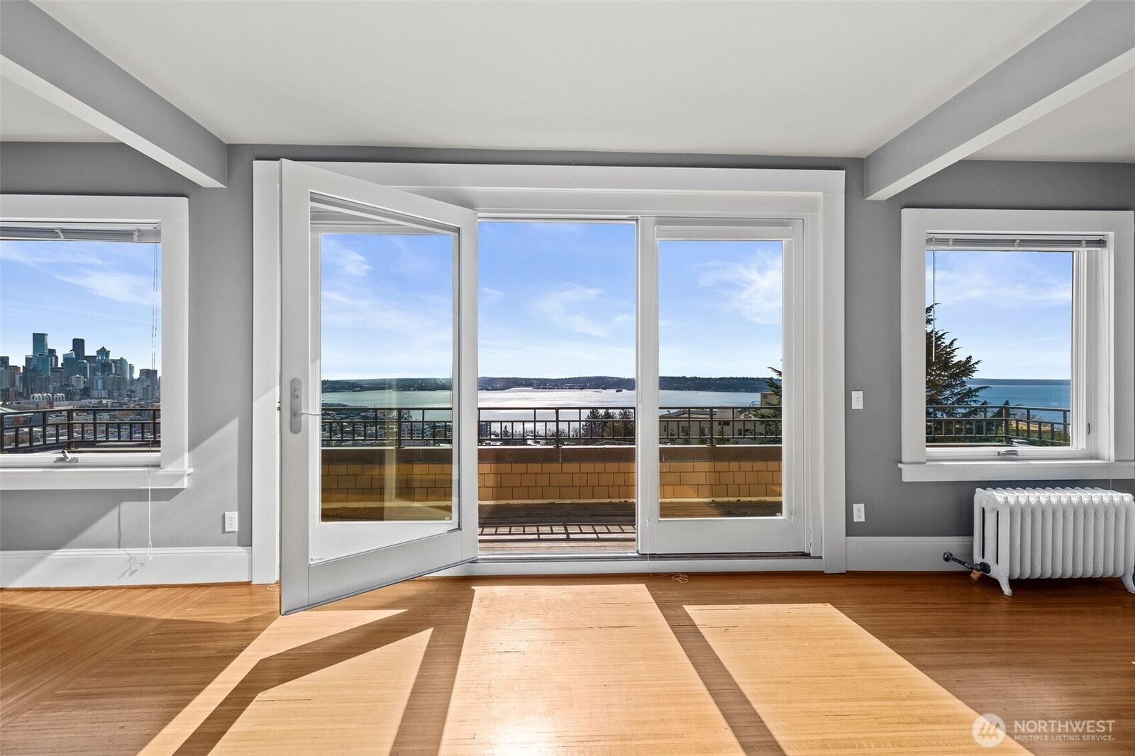 Property Photo: 604 W Kinnear Place WA 98119