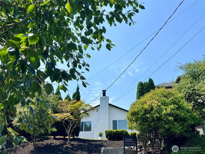 Property Photo: 2353 Federal Avenue E WA 98102