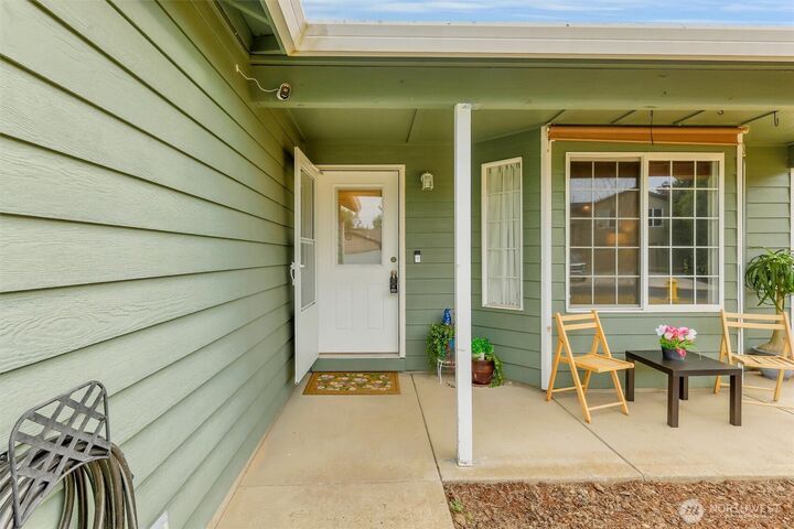Property Photo: 2520 NW 3rd Way WA 98604