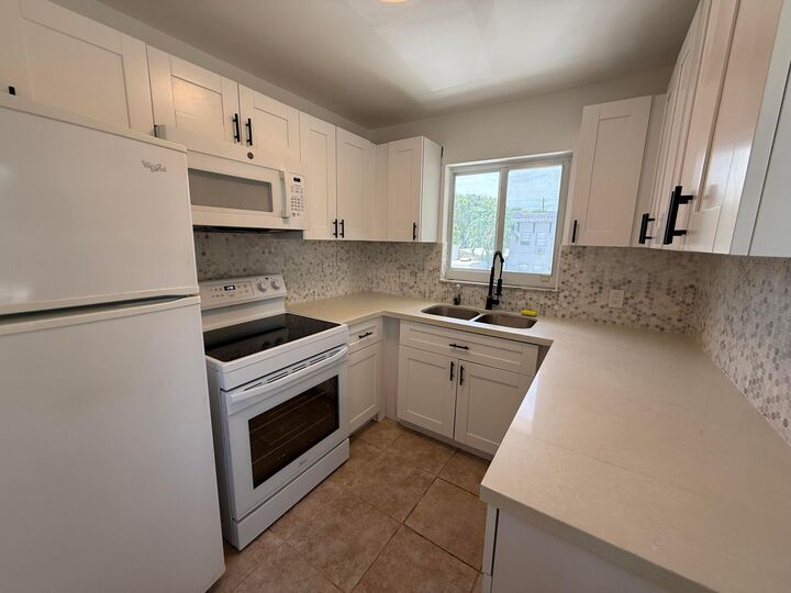 Property Photo: 1859 Lincoln Street 202 FL 33020