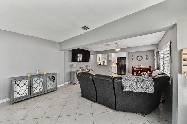 Property Photo:  800 SW 19th Street  FL 33315 