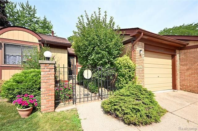 Property Photo: 27820 Hollywood Boulevard MI 48093