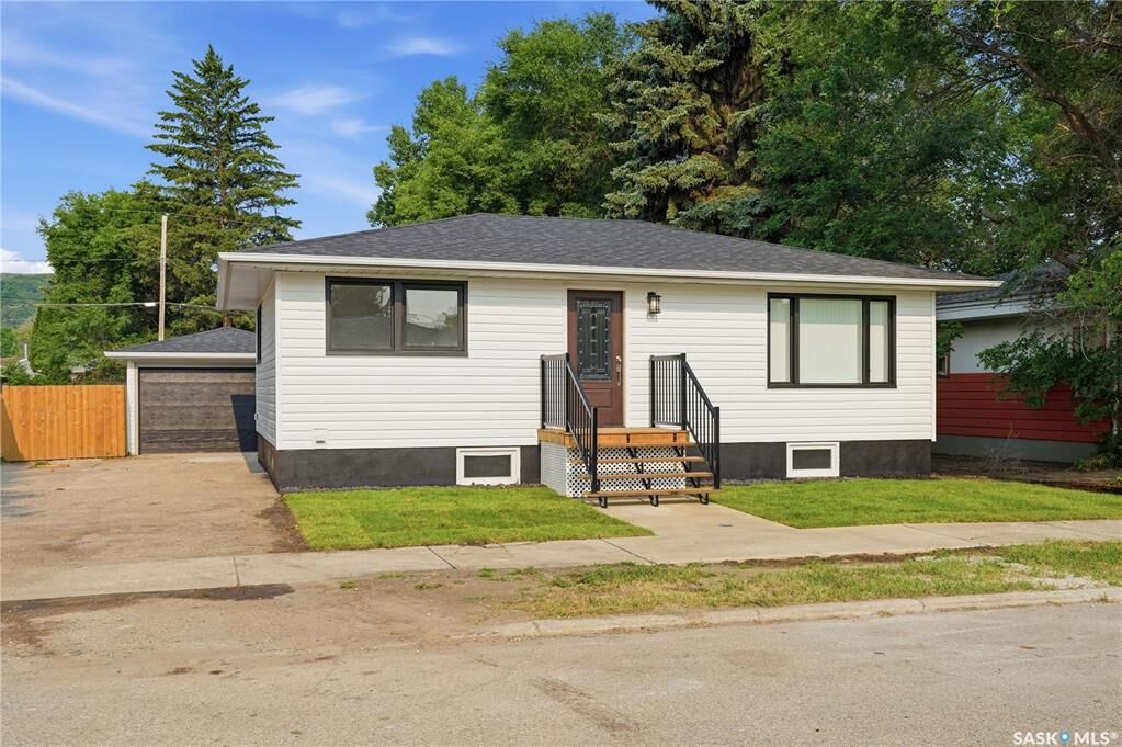 Property Photo: 434 Company Avenue S SK S0G 1S0