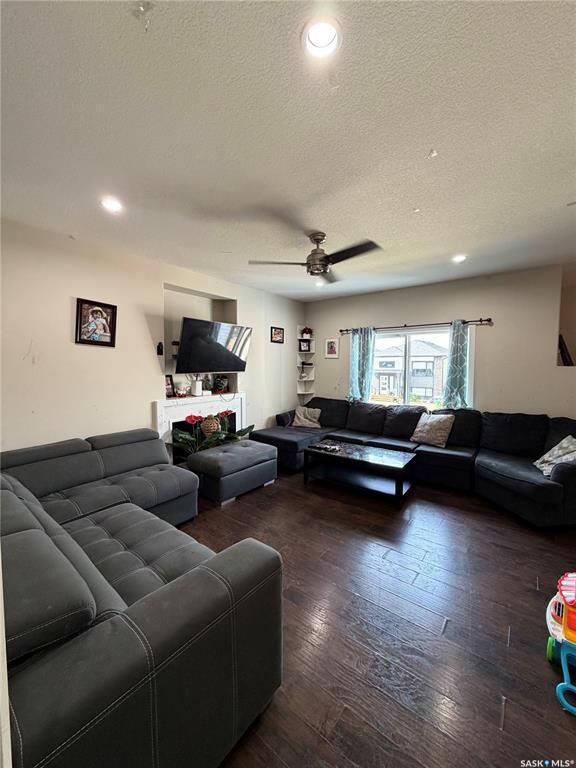 Property Photo: 418 Ells Way SK S7L 6K6