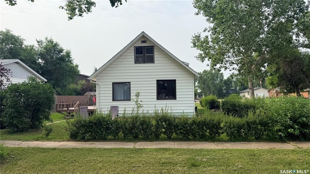 Property Photo:  402 Saskatchewan Avenue  SK S0C 2L0 