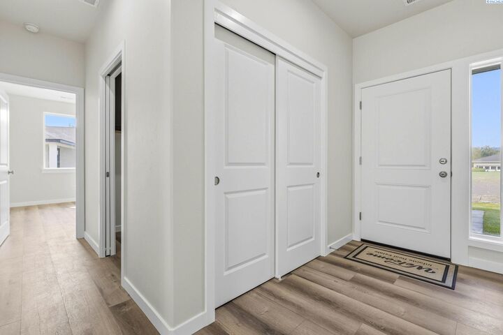 Property Photo: 2119 S Elm Pl WA 99337