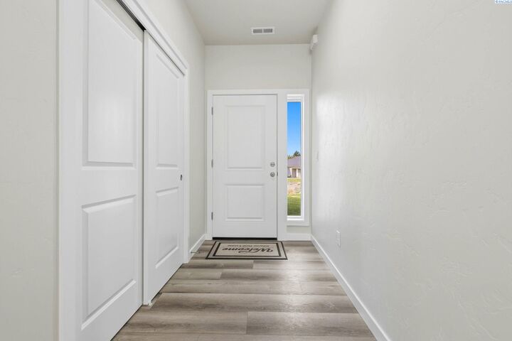 Property Photo:  2119 S Elm Pl  WA 99337 