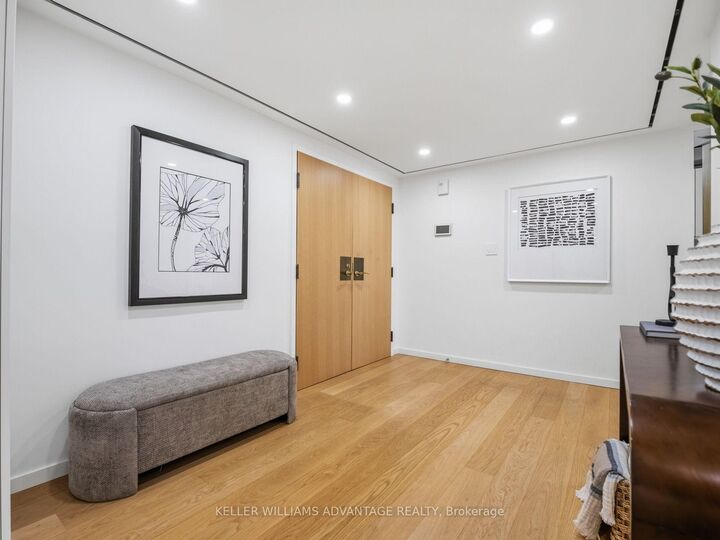 Property Photo: 1166 Bay Street 1002 ON M5S 2X8