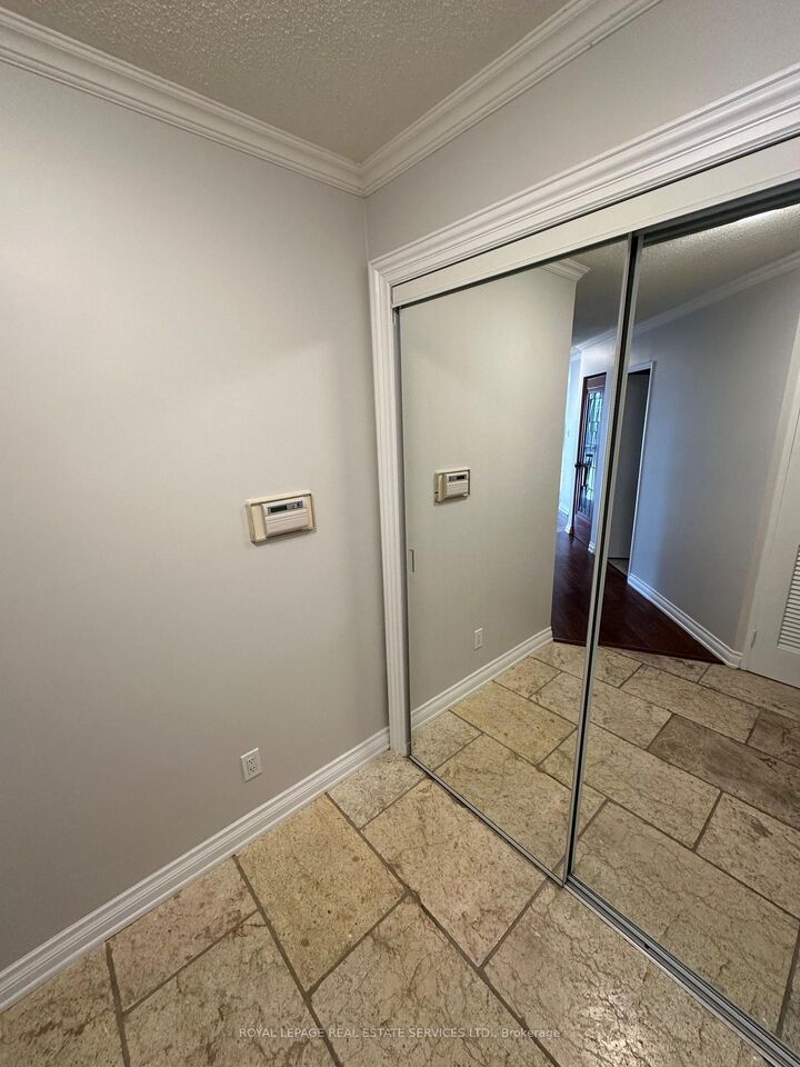 Property Photo:  2261 Lake Shore Boulevard W 519  ON M8V 3X1 