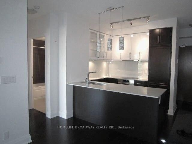 Property Photo:  21 Clairtrell Road 401  ON M2N 0G8 