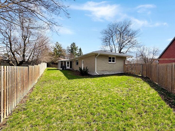 Property Photo: 7 Eastwood Park Drive ON K8N 1W3