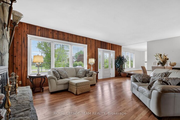 Property Photo:  434 High Street  ON K7C 3P1 