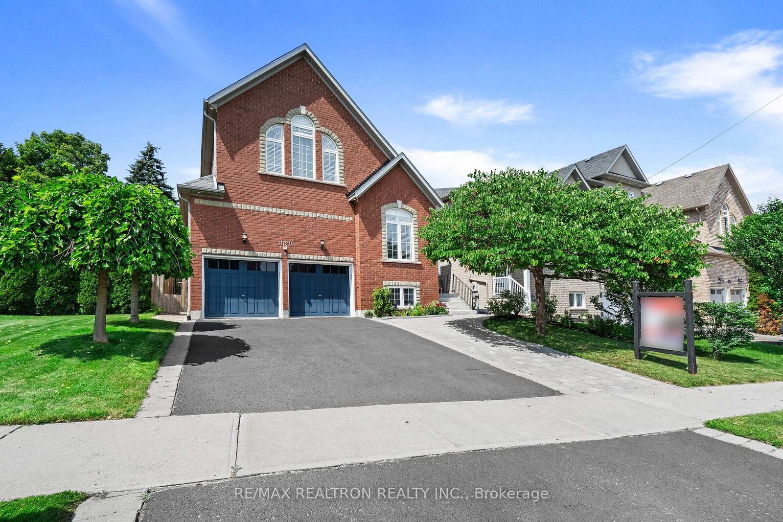 Property Photo:  1020 Colonial Street  ON L1X 1P1 
