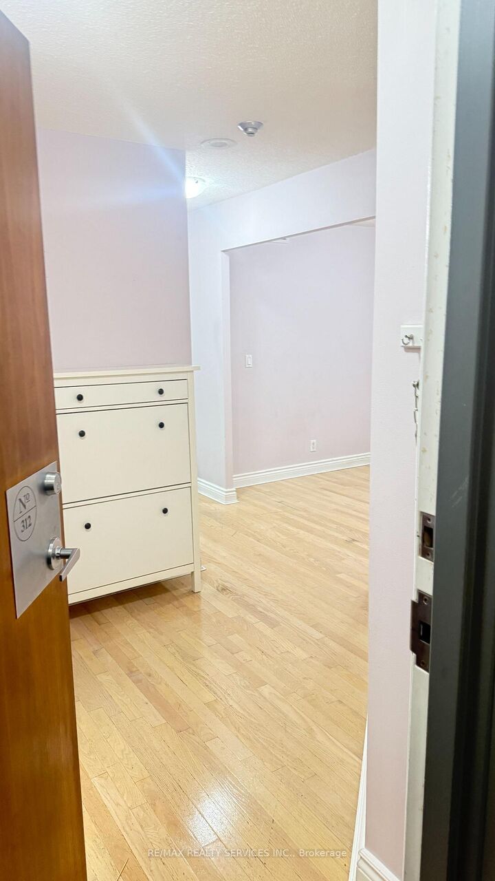 Property Photo:  1 Elm Drive 312  ON L5B 3C2 
