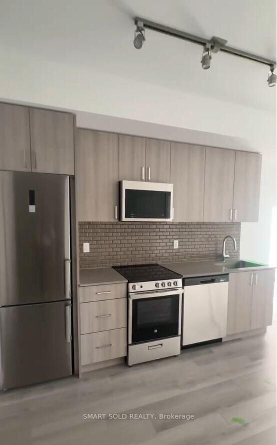Property Photo: 1005 Dundas Street E 607 ON L6H 8C7