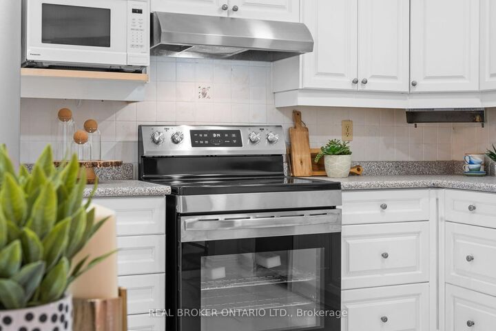 Property Photo:  1 Baronial Court  ON M1C 3J5 