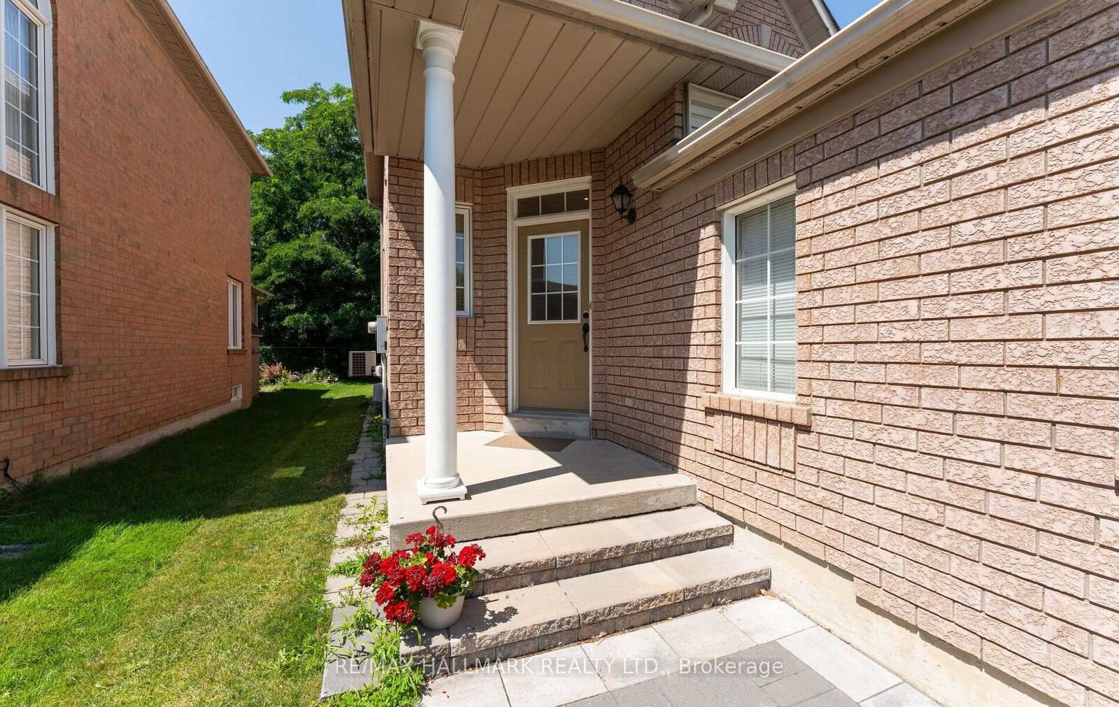 Property Photo: 17 Rushingbrook Drive ON L4S 1W6