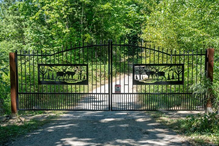 00 Thompson Ave — photo 1