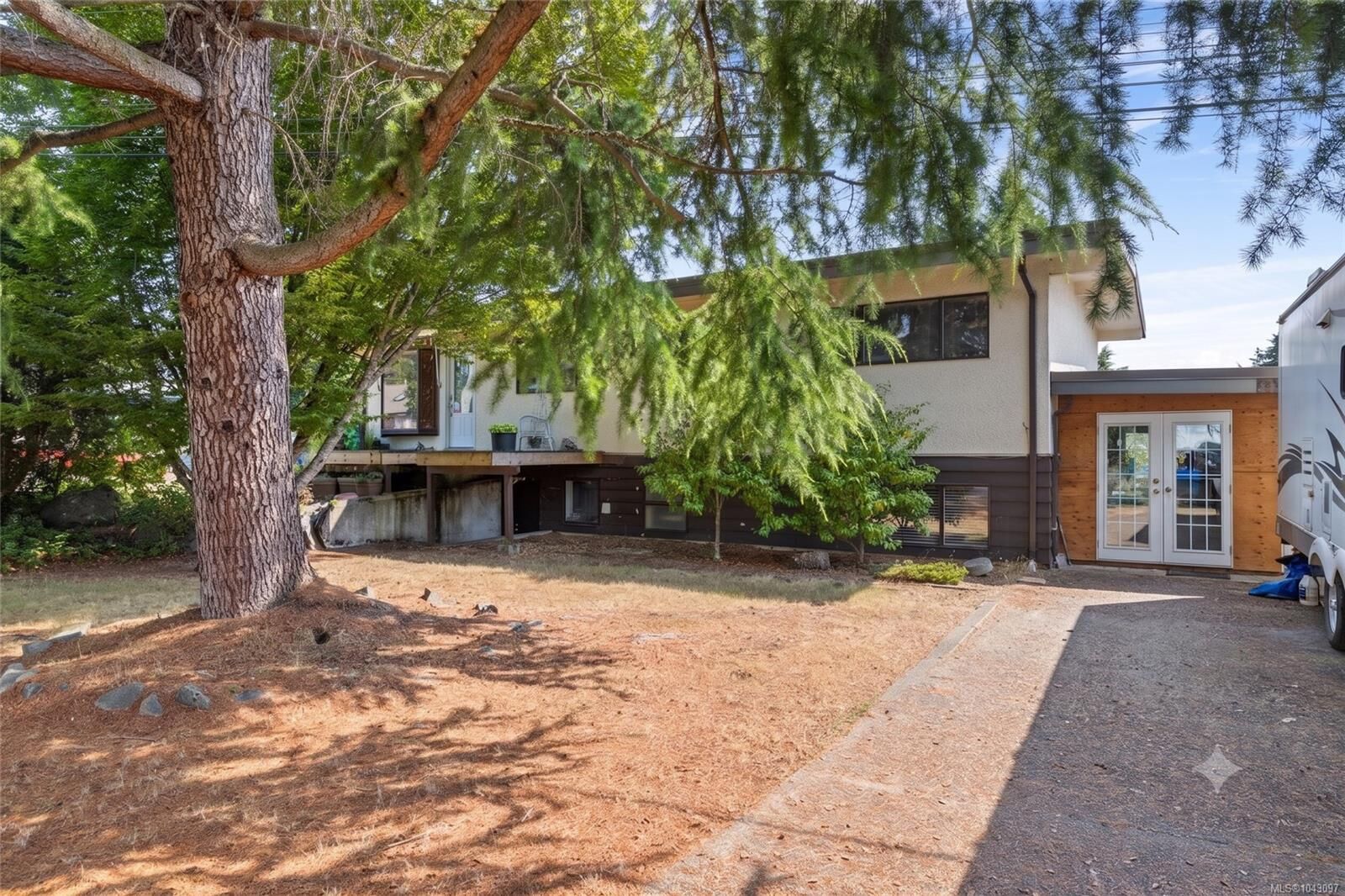 Property Photo: 396 Wisteria St BC V9P 1C6