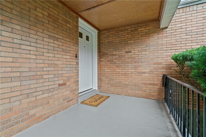 Property Photo:  1022 Willow Dr  PA 15237 