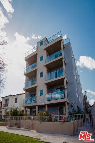 Property Photo: 819 S Holt Ave, Unit Ph CA 90035