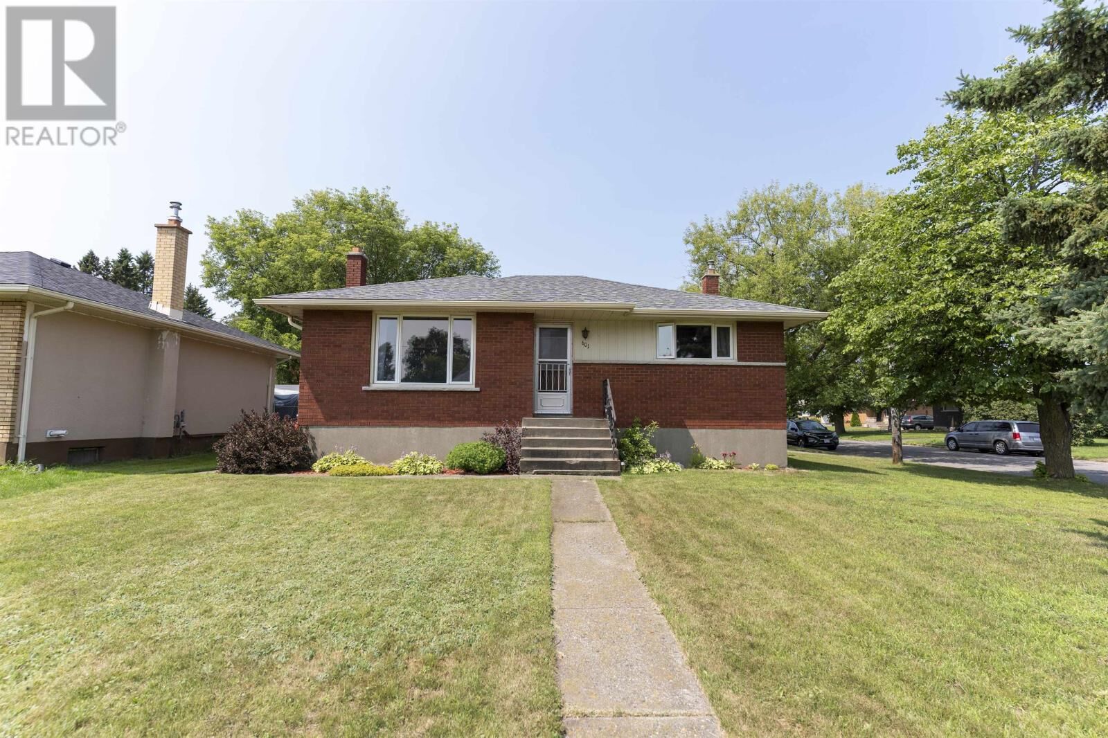 Property Photo:  601 Edward St S  ON P7E 2H1 